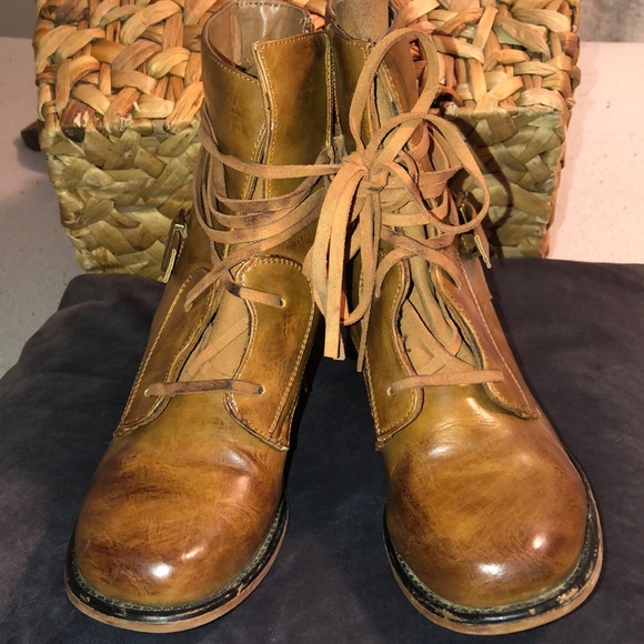 Heeled booties - Picture 2 of 3